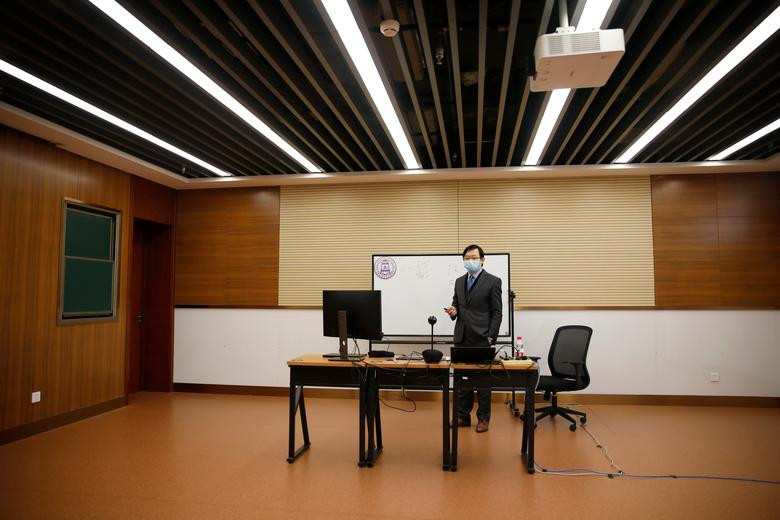 Giảng viên Gao Yuning đeo khẩu trang khi dạy online từ phòng học của trường Đại học Tsinghua ở Bắc Kinh hôm 28/2.