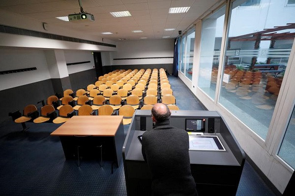 Giáo sư Luca De Gioia giảng bài trực tuyến cho sinh viên từ một phòng học trống tại trường Đại học Bicocca ở Milan, Italy, ngày 2/3/2020. Được biết, chính quyền Italy đã yêu cầu đóng cửa nhiều trường học và trường đại học ở vùng Bologna và khu vực phía bắc đất nước nhằm ngăn chặn sự lây lan của dịch bệnh do virus corona chủng mới (SARS-CoV-2) gây ra.