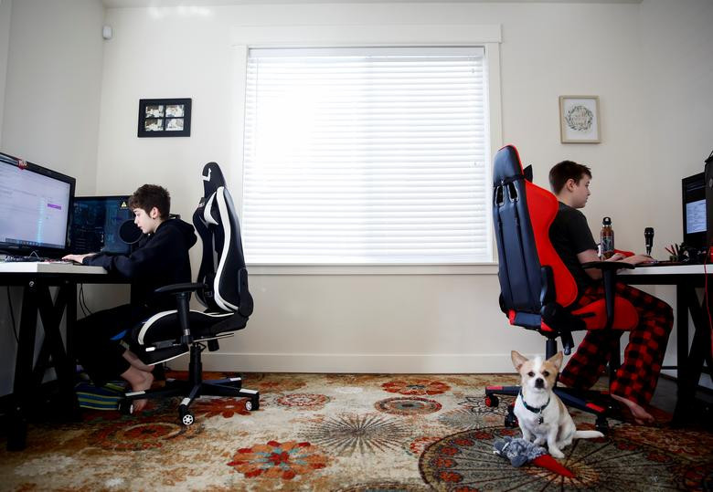 Foxton Harding (trái) và Adison Pucci, cùng 12 tuổi, làm bài tập tại nhà ở Bothell, Washington, Mỹ, ngày 11/3. Được biết, trường Northshore nơi hai em theo học đã chuyển sang dạy trực tuyến khi dịch bệnh bùng phát. Mời độc giả xem thêm video: Công sở Trung Quốc vắng vẻ giữa bão dịch nCoV (Nguồn video: VTC1)