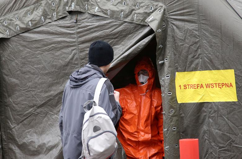 Lều trại được dựng lên làm nơi xét nghiệm virus corona chủng mới (SARS-CoV-2) ở Szczecin, Ba Lan. Bức ảnh chụp ngày 19/3.