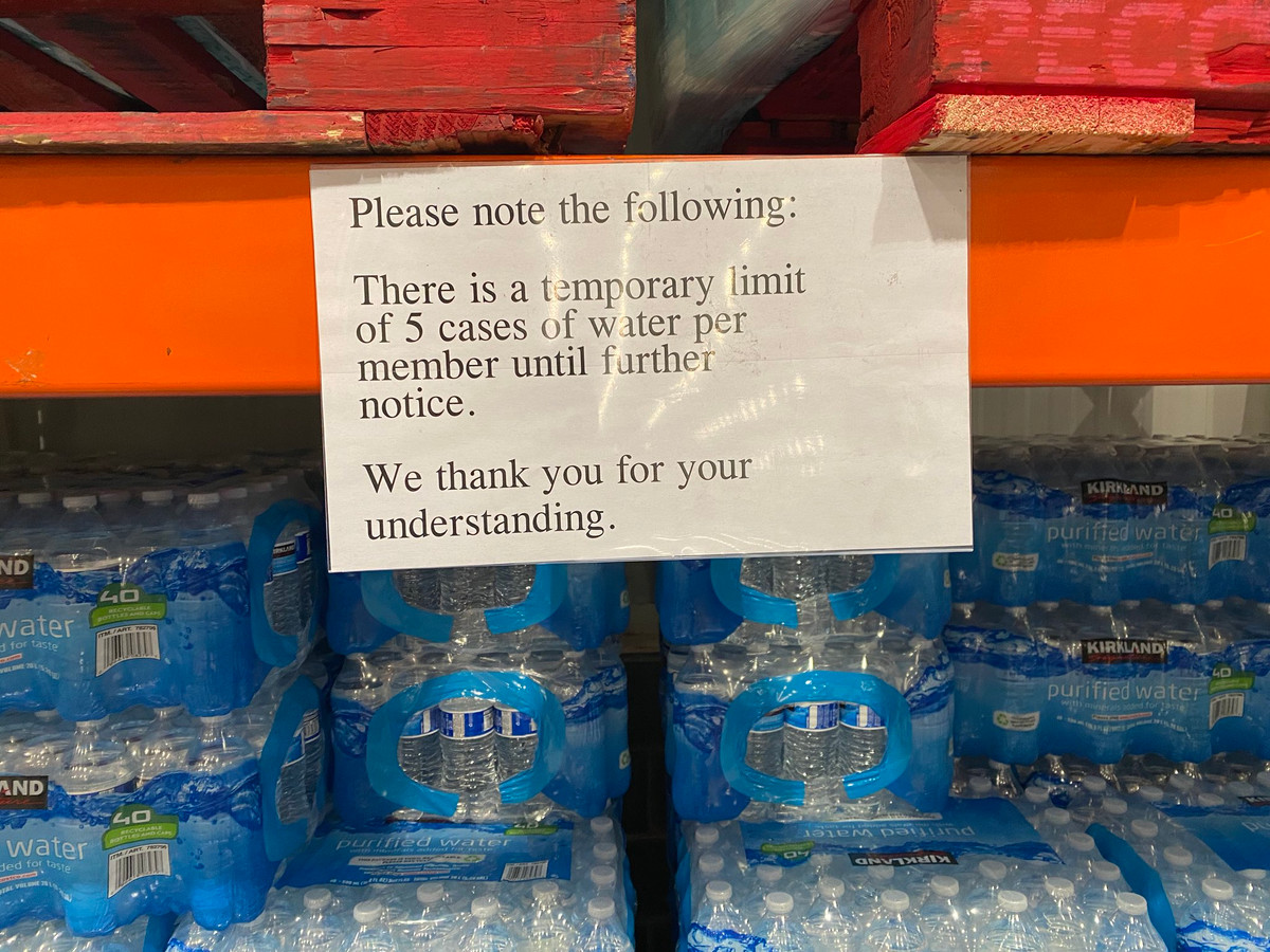 Thông báo giới hạn số lượng chai nước mà khách hàng được mua trong siêu thị Costco ở thủ đô Washington, Mỹ, ngày 12/3. Mời độc giả xem thêm video: Cách nhận biết người có biểu hiện nhiễm virus corona (Nguồn video: VTC1)