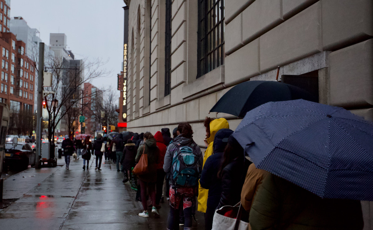 Cảnh người dân xếp hàng dài trước cửa hàng Trader Joe ở Brooklyn lúc 8 giờ sáng ngày 13/3. Một nhân viên cửa hàng chia sẻ: "Trong suốt 10 năm làm việc ở đây, tôi chưa từng chứng kiến cảnh mọi người xếp hàng như vậy".