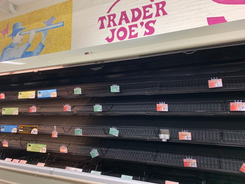 Các kệ hàng trong siêu thị trống trơn khi nhu cầu của người dân tăng lên trong bối cảnh dịch bệnh bùng phát mạnh. 