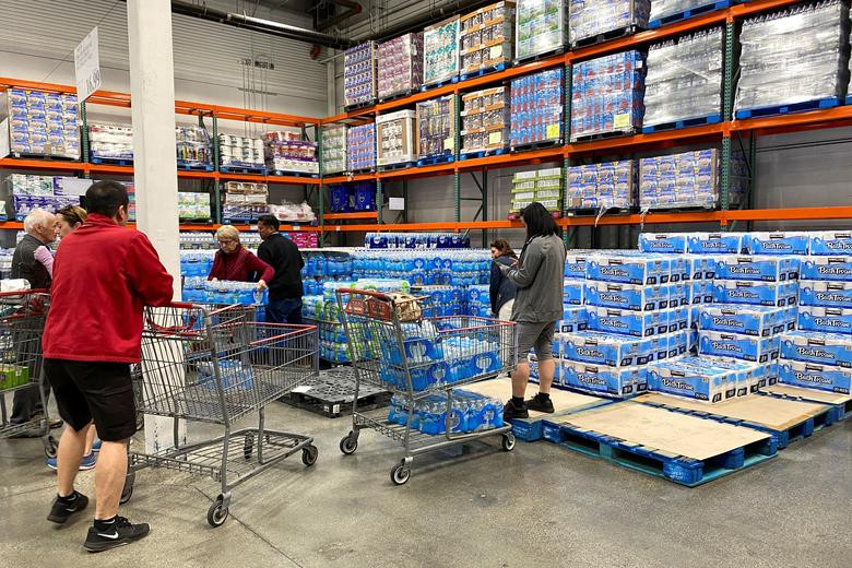 Giấy vệ sinh và nước là những mặt hàng "bán chạy" trong cửa hàng Costco ở Carlsbad, bang California, ngày 2/3.