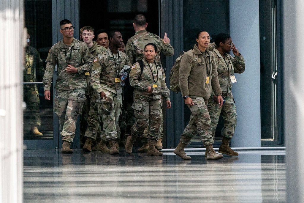 So ca nhiem Covid-19 o My vuot 100.000, TT Trump huy dong 1 trieu linh du bi-Hinh-3