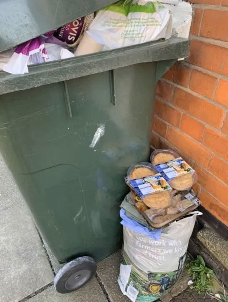 Anh: Nguoi dan mua do tich tru vi Covid-19 roi...vut vao thung rac-Hinh-3