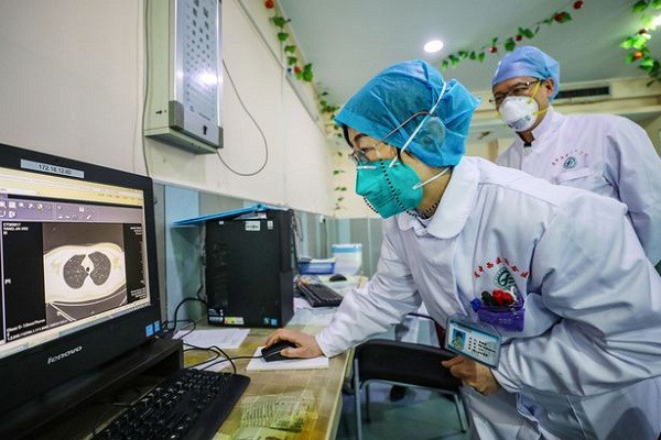 Tiem virus corona vao nguoi tinh nguyen vien de tim vac-xin ngua Covid-19