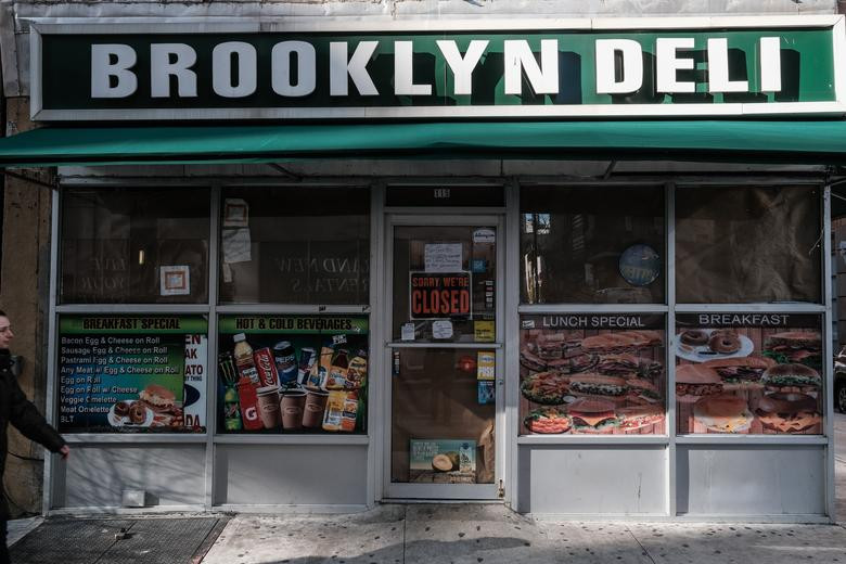 Cửa hàng thông báo đóng cửa do dịch bệnh bùng phát ở Brooklyn ngày 26/3.