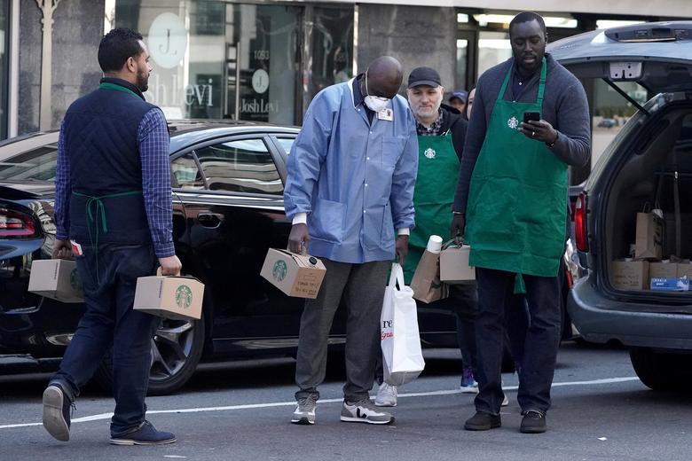 Nhân viên bệnh viện nhận thùng cà phê miễn phí từ các nhân viên Starbucks ở Manhattan ngày 27/3.