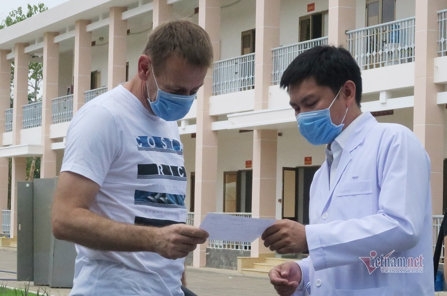 Khi cầm giấy ra viện, bệnh nhân người Cộng hòa Séc bày tỏ lòng biết ơn đối với Chính phủ Việt Nam và các y bác sĩ Việt Nam đã hỗ trợ ông rất nhiều trong thời gian điều trị. Ảnh: Vietnamnet.vn. 