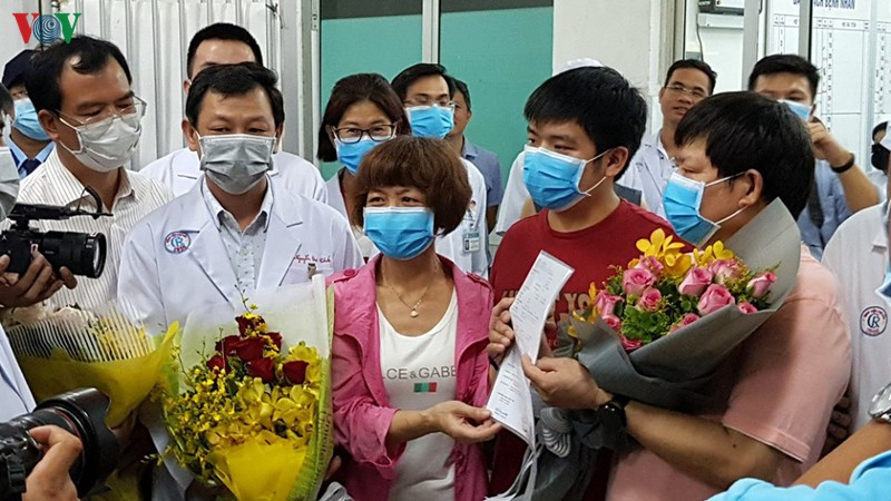 Được biết, cha con ông Li nhập viện Bệnh viện Chợ Rẫy ngày 22/1. Kết quả xét nghiệm cho thấy họ đều bị nhiễm virus SARS-CoV-2. Sau 21 ngày cách ly, điều trị tại bệnh viện, ông Li chính thức khỏi bệnh. Còn Li Zichao đã được xuất viện vào ngày 4/2 khi sức khỏe ổn định, âm tính với COVID-19. Ảnh: VOV. 