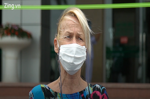 "Các bác sĩ Việt Nam cứu sống khi tôi cận kề cái chết. Tôi từng là y tá nên biết mình có thể chết vì COVID-19. Tôi rất biết ơn các bạn. Các bác sĩ, y tá thật phi thường", nữ bệnh nhân người Anh bày tỏ. Ảnh: Zing.vn. 