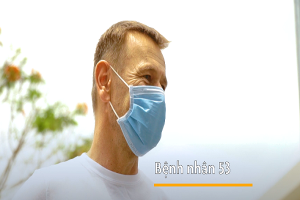 "Tôi không thể tin là mình mắc bệnh vì lúc đó tôi không có triệu chứng. Tôi khá bất ngờ. Sau đó thì tôi sốt và tình hình trở nên tệ hơn. Tôi rất vui khi được điều trị tại đây vì các nhân viên, bác sĩ rất chuyên nghiệp và tốt bụng. Tôi rất biết ơn khi ở đây, cám ơn rất nhiều", bệnh nhân đến từ Cộng hòa Séc chia sẻ trên Zing.vn. Được biết, các bệnh nhân phải tự cách ly 14 ngày sau khi xuất viện. Ảnh: Zing.vn 