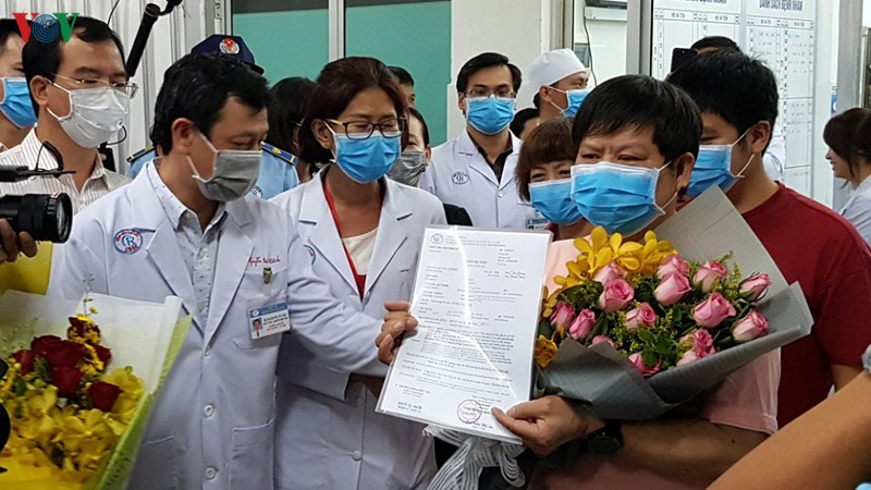 Ông Li Ding và con trai Li ZiChao (quốc tịch Trung Quốc) là hai bệnh nhân người nước ngoài mắc COVID-19 ở Việt Nam đầu tiên được chữa khỏi. Ảnh: VOV. 