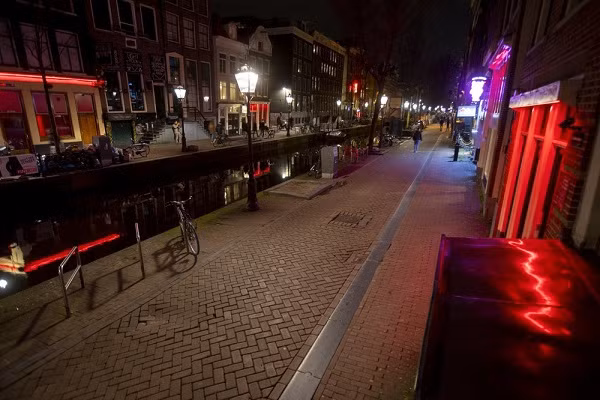 "Khách ở nhà vào thời điểm này, thậm chí chẳng có người đi trên đường, nên chủ nhà thổ quyết định đóng cửa", một cô gái ở phố đèn đỏ Amsterdam cho biết. Ảnh: AP.