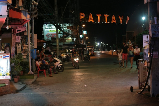 Trong bối cảnh số ca nhiễm Covid-19 ở Thái Lan ngày càng tăng, chính quyền nước này đã yêu cầu đóng cửa các quán bar, tiệm mát-xa, sân vận động và nhiều địa điểm giải trí khác,... Phố đèn đỏ Pattaya cũng nằm trong số đó. Ảnh: PM.