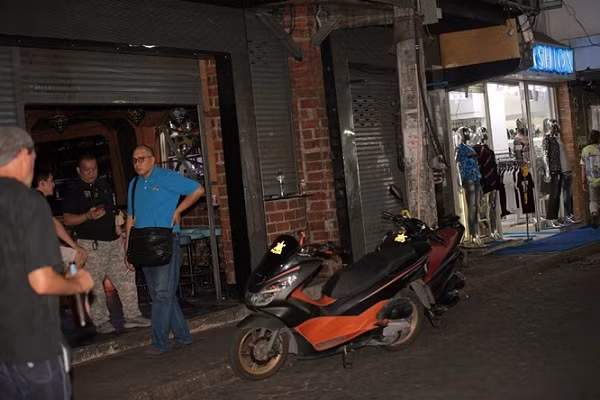 Khu phố Pattaya không còn cảnh các cô gái đứng mời chào khách vào trong quán bar. Các hàng quán phải đóng cửa cho tới khi tình hình dịch bệnh được kiểm soát. Ảnh: PM. Mời độc giả xem thêm video: WHO chính thức đặt tên cho virus corona mới là SARS-CoV-2 (Nguồn video: VTC1)