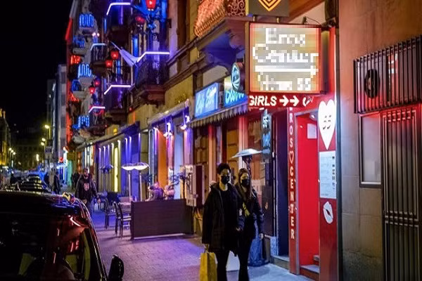 Canh tuong la o pho den do giua “tam bao” Covid-19-Hinh-4