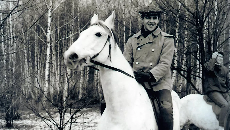 Ảnh thời trẻ của Ngoại trưởng Lavrov trong một kỳ nghỉ.