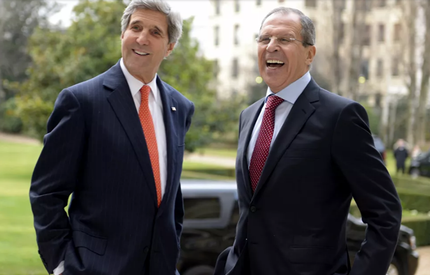 Ông Lavrov đứng cạnh Ngoại trưởng Mỹ khi đó là ông John Kerry trước khi tham gia cuộc thảo luận trong hội nghị quốc tế lần thứ hai ở Paris, Pháp, để giải quyết tình hình tại Syria.