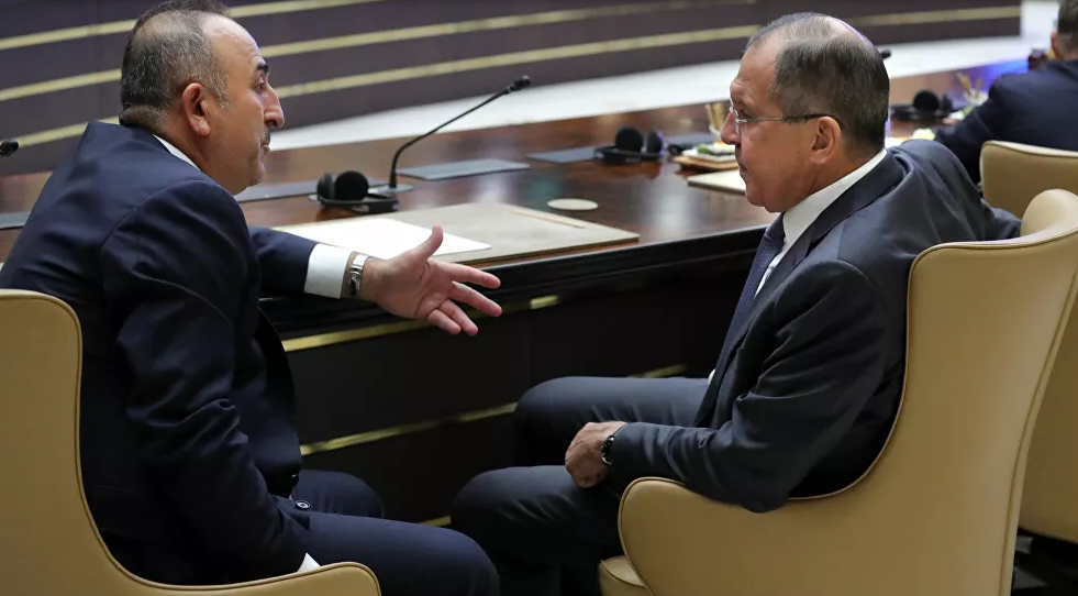 Ngoại trưởng Lavrov (phải) trao đổi với người đồng cấp Thổ Nhĩ Kỳ Mevlut Cavusoglu trước khi cuộc hội đàm giữa Tổng thống Nga Putin và Tổng thống Thổ Nhĩ Kỳ Recep Tayyip Erdogan diễn ra tại Dinh Tổng thống ở Ankara ngày 28/9/2017.