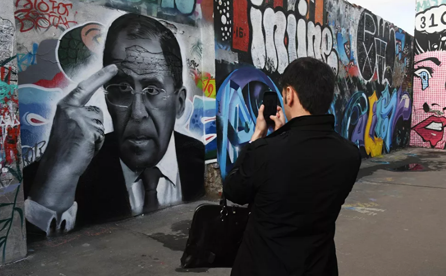 Bức graffiti về chân dung Ngoại trưởng Nga Sergei Lavrov được vẽ trên một bức tường ở Moscow.