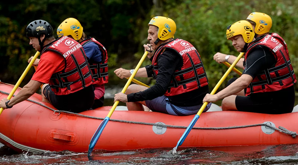 Ngoại trưởng Nga Sergei Lavrov (giữa) tham gia một trò chơi ở Okulovka, vùng Novgorod.