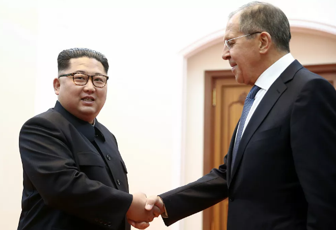 Ngoại trưởng Lavrov (phải) bắt tay nhà lãnh đạo Triều Tiên Kim Jong-un trong cuộc gặp tại thủ đô Bình Nhưỡng, Triều Tiên.