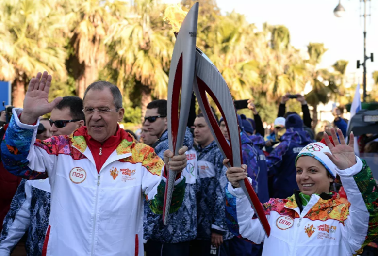 Bộ trưởng Ngoại giao Nga Sergei Lavrov và Tổng biên tập Russia Today, Margarita Simonya, trong lễ rước đuốc Olympic ở Sochi.