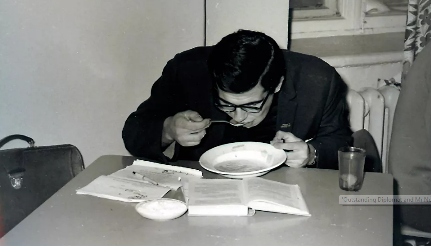 Bức ảnh ông Lavrov ngồi ăn trong một căng tin sinh viên được chụp từ lâu. Mời độc giả xem thêm video: Ngoại trưởng Nga lạc quan về thỏa thuận hòa bình cho Ukraine hồi năm 2015 (Nguồn video: VTC14)