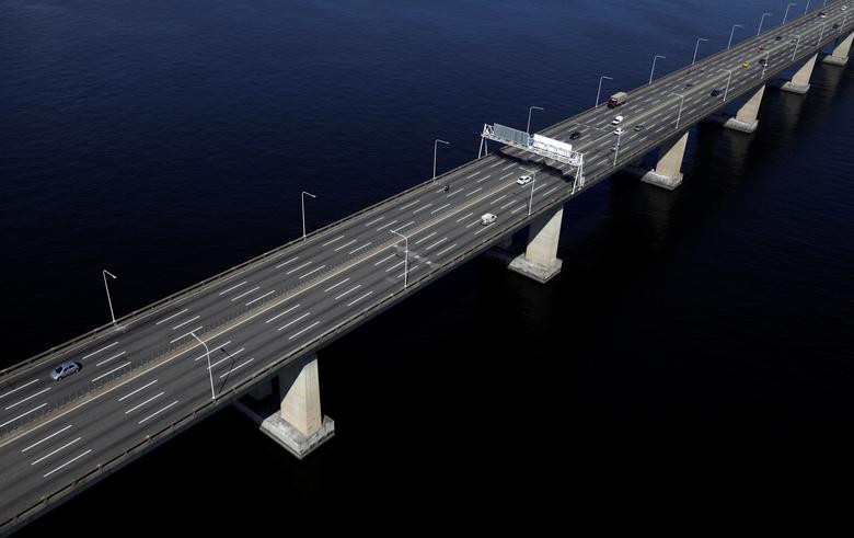 Rất ít phương tiện lưu thông qua cây cầu Rio-Niteroi ở Rio ngày 26/3.