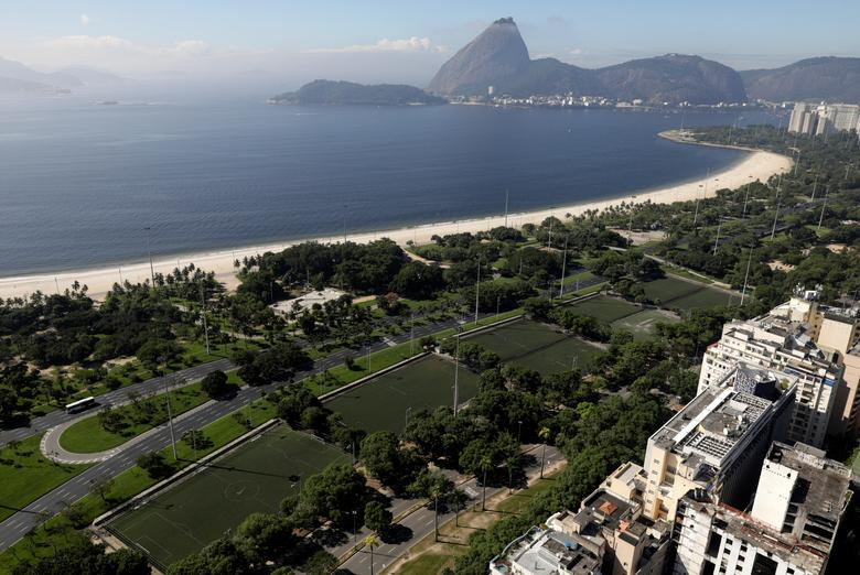 Các sân bóng trong khu Flamengo không một bóng người.