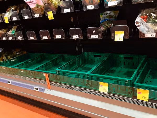 Ngo ngang loat sieu thi khap the gioi bi “vet sach” thoi dich COVID-19-Hinh-11