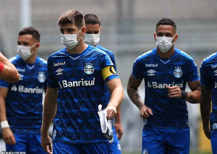 Tong thong Brazil di nguoc lai the gioi khi cho rang Covid-19 khong nguy hiem-Hinh-17