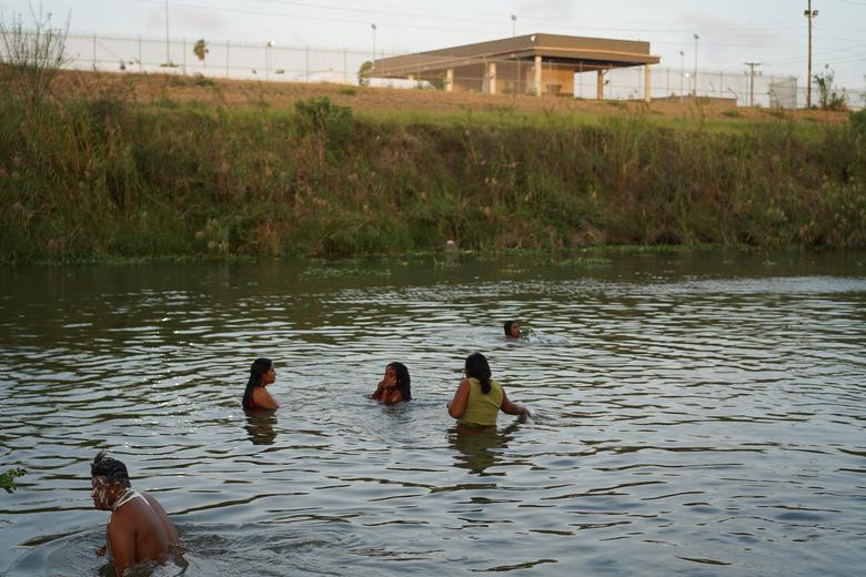 Các di dân tắm sông ở Rio Grande ngày 22/3.