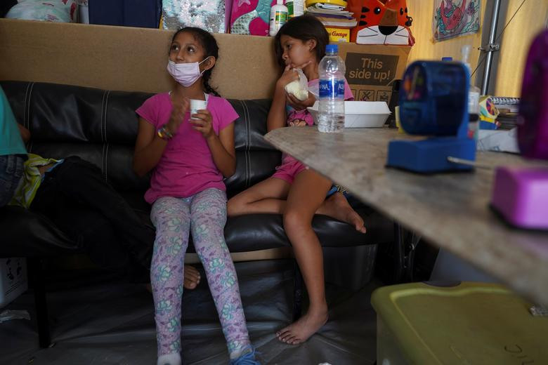 Một khu trại tị nạn ở Matamoros, Mexico, đang là nơi "trú ẩn" của hơn 2.000 người di cư. Trước nguy cơ dịch Covid-19 bùng phát, những người dân di cư này cũng phải chuẩn bị tinh thần sẵn sàng ứng phó. Ảnh: Một em nhỏ nhập cư đeo khẩu trang trong khu trại tị nạn hôm 23/3. (Nguồn ảnh: Reuters)