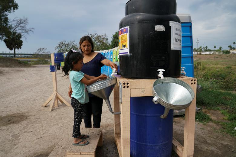Trong trường hợp nghi ngờ nhiễm bệnh, người di cư sẽ được hướng dẫn ở trong lều trại của họ trong lúc mẫu bệnh phẩm được gửi lên Thành phố Mexico xét nghiệm. Những người cần nhập viện sẽ được đưa tới thành phố Reynosa.
