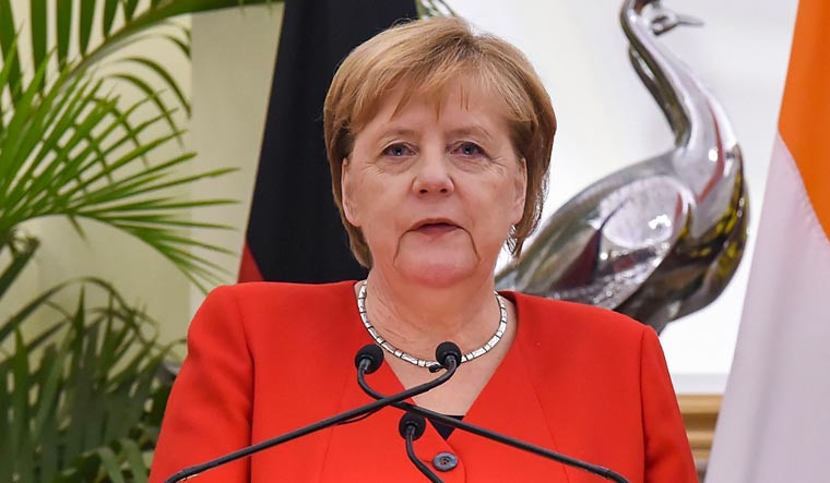 Được biết, vị bác sĩ nói trên là người tiêm phòng bệnh viêm phổi cho bà Merkel hôm 20/3. Bác sĩ này sau đó được xác định dương tính với chủng virus corona mới (SARS-CoV-2). Ảnh: The Week. 