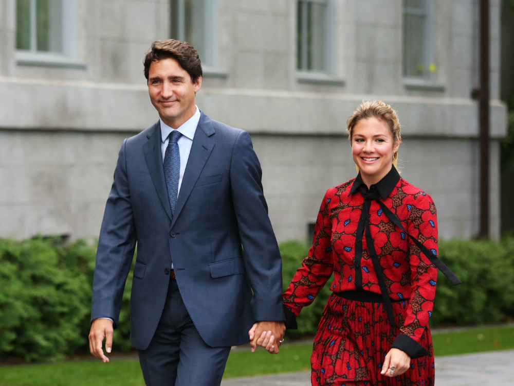 Được biết, bà Sophie Grégoire Trudeau, phu nhân của Thủ tướng Trudeau, đã được xác định dương tính với Covid-19 hôm 13/3. Bà Sophie bắt đầu có triệu chứng nhẹ của bệnh vào ngày 11/3 sau khi trở về từ Anh. Ảnh: NP. 