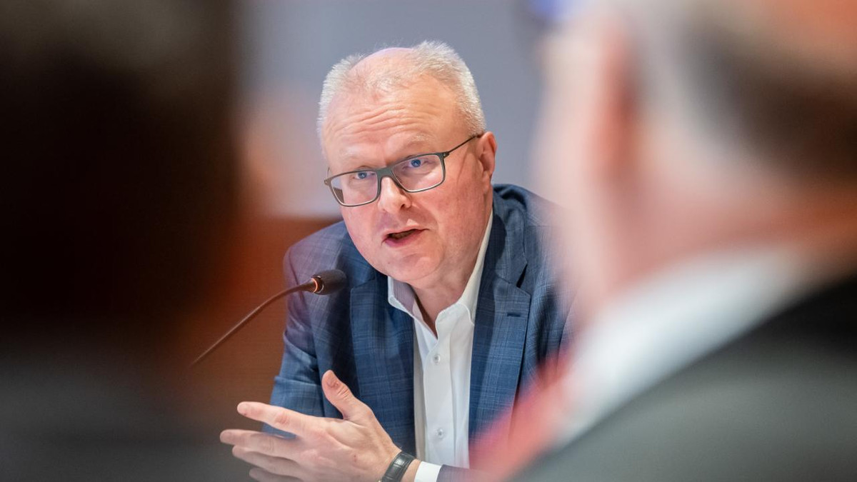 Từ năm 1998 trở đi, ông làm luật sư cho ngân hàng ở Frankurt và Main. Năm 1999, ông nhận được học vị Tiến sĩ. Ảnh: KX.