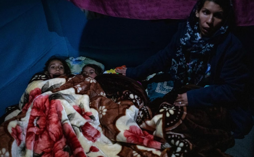 "Chúng tôi đã thấy những điều không nên nói. Tôi không thể ngủ vào ban đêm, phòng trường hợp ai đó vào lều, dùng dao tấn công tôi hoặc làm điều gì xấu với vợ tôi. Tôi không tin bất cứ ai, kể cả hàng xóm, bởi vì họ luôn thay đổi", Talibshah chia sẻ.