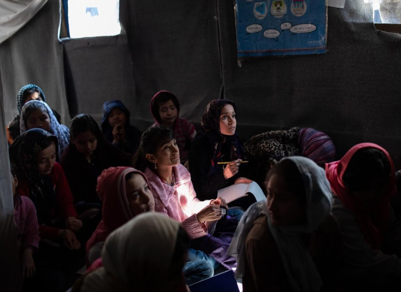 "Thật khó để nói, bởi nếu trường hợp của chúng tôi không được chấp nhận ở đây và chúng tôi phải quay lại Afghanistan, tôi sẽ làm gì ở Afghanistan đây? Nếu chúng tôi quay trở lại thì tương lai của các con sẽ bị hủy hoại", Talibshah buồn rầu nói.