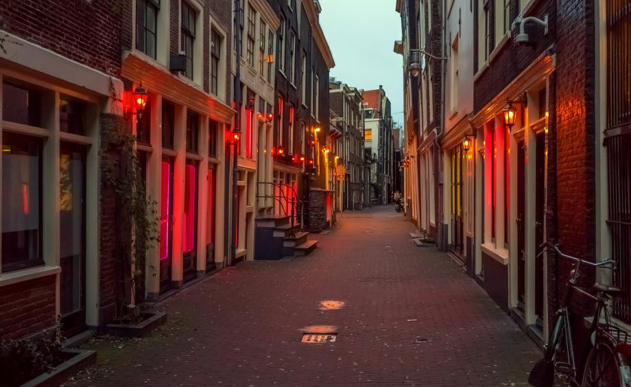 Giới chức Hà Lan cũng đã ban hành các biện pháp nghiêm ngặt nhằm ngăn chặn khả năng virus corona chủng mới (SARS-CoV-2) lây lan, trong đó có việc yêu cầu các nhà thổ ở phố đèn đỏ tại Amsterdam phải đóng cửa. Ảnh: AP.