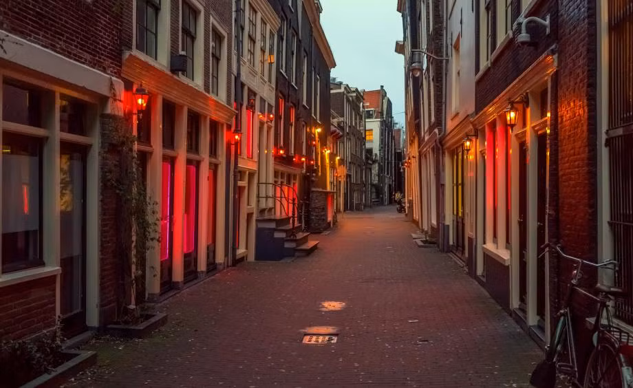 Giới chức Hà Lan cũng đã ban hành các biện pháp nghiêm ngặt nhằm ngăn chặn khả năng virus corona chủng mới (SARS-CoV-2) lây lan, trong đó có việc yêu cầu các nhà thổ ở phố đèn đỏ tại Amsterdam phải đóng cửa. Ảnh: AP.