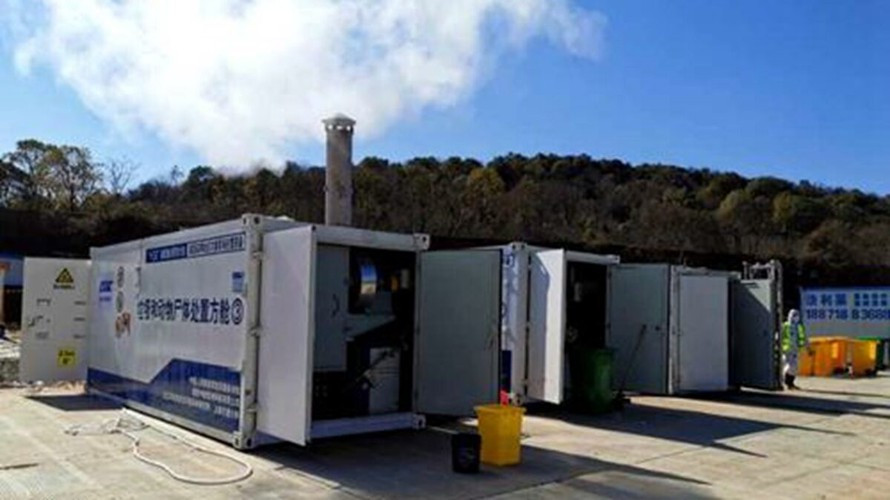 Người ta cũng thấy các đoàn xe tải chở khoảng 2.500 lọ đựng tro cốt đến một nhà tang lễ ở thành phố Vũ Hán hôm 25 và 26-3.