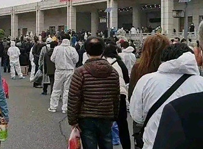 Caixin mô tả dòng người xếp hàng dài khoảng 200 mét chờ đợi bên ngoài nhà tang lễ.