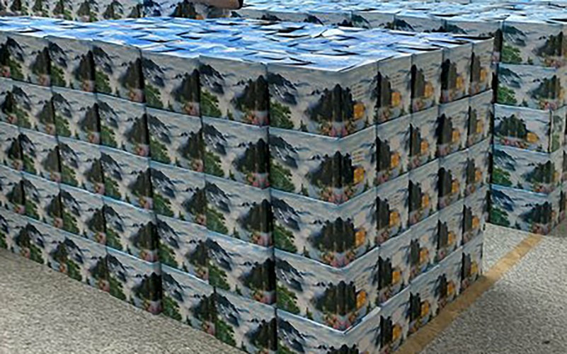 Một bức ảnh khác cho thấy khoảng 3.500 chiếc lọ xếp chồng lên nhau trong nhà tang lễ, dù không rõ bao nhiêu bình đã đựng tro cốt.