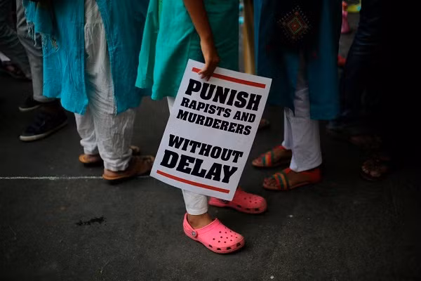 An Do treo co 4 ke cuong hiep, sat hai nu sinh tren xe buyt