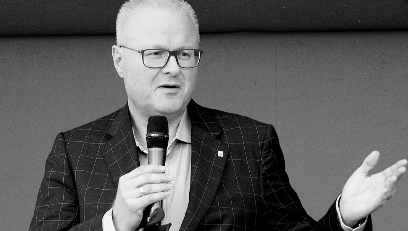 Tháng 8/2010, ông Schäfer được bổ nhiệm làm Bộ trưởng Tài chính bang Hessen và đảm nhiệm vị trí này trong suốt 10 năm qua.