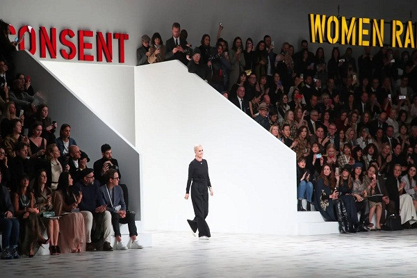 Chi gai benh nhan COVID-19 o Ha Noi da du show thoi trang o Phap-Italy?